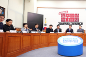 ﻿野, 부유한 대통령 참모들, "이해충돌 논란에서 벗어나지 못하는 이유다"