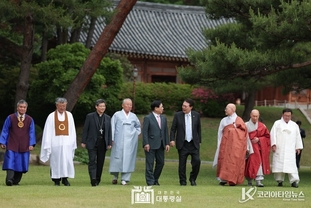 尹 大統領, "종교지도자 오찬서 1년 간 국정 전반 설명"