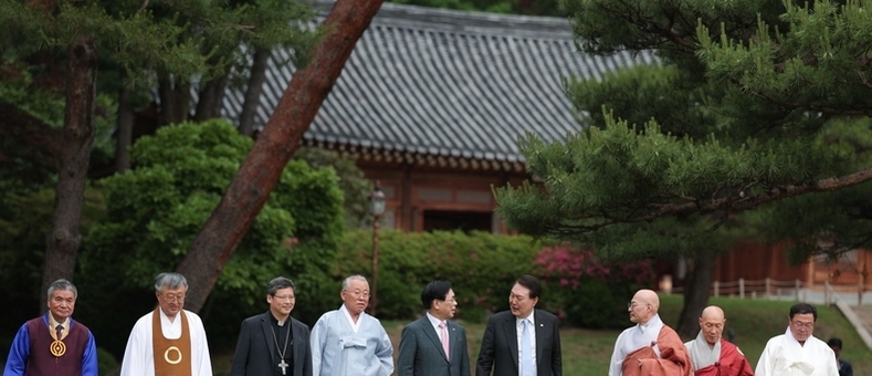 尹 大統領, "종교지도자 오찬서 1년 간 국정 전반 설명"