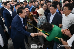 尹 大統領, 노량진 수산시장 찾아 상인 격려...현직 대통령 96년 만의 방문