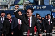 尹 大統領, "상인들 차가운 손 어루만지는 따뜻한 정부 될 것"