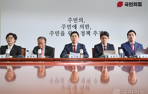 與, "조국 전 장관 선거에 나서, 국민 뜻 물을 자격 있는지 먼저 자신을 돌아보기 바란다"