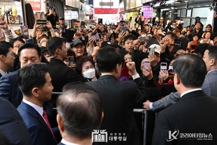 尹 大統領, 부산 국제시장 찾아 시장 상인들과 일일이 악수하며 "부산을 키우겠다" 약속