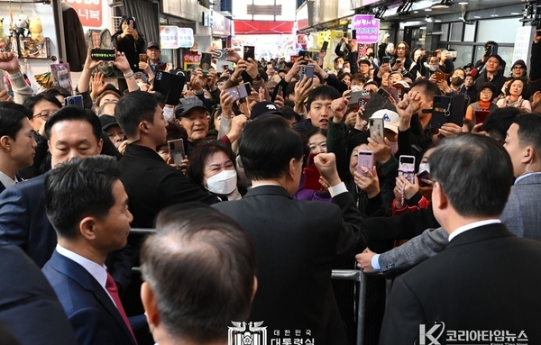 尹 大統領, 부산 국제시장 찾아 시장 상인들과 일일이 악수하며 "부산을 키우겠다" 약속
