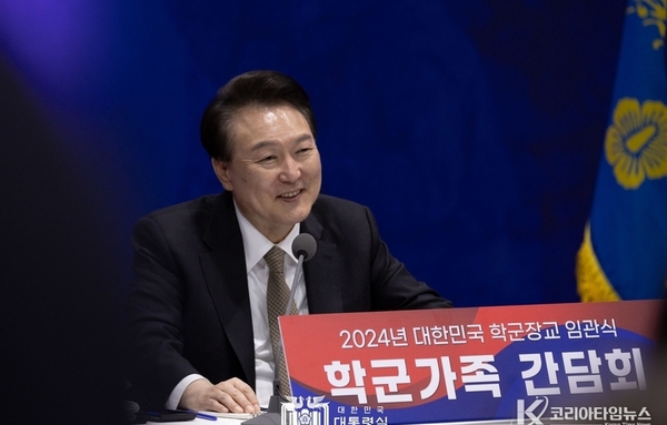 尹 對統領, '학군가족 간담회' 참석 신임 장교들 이야기 경청하고, 따뜻하게 격려