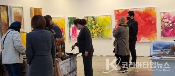 한천자 화백의 솔로 전시부스에는 세상에 없는 나만의 유니크한 특별제작 붓을 판매하는 작가와의 콜라보 전시까지 겸하고 있다.