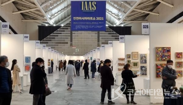 인천송도컨벤시아 아트페어 관람객들의 작품문의와 구매가 한창이다.