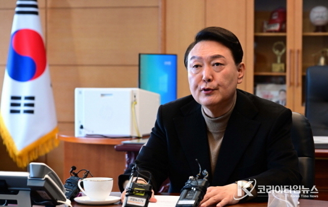 윤석열 대통령 당선인이 14일 오전 금감원 연수원 집무실에서 차담회 갖고 있다.