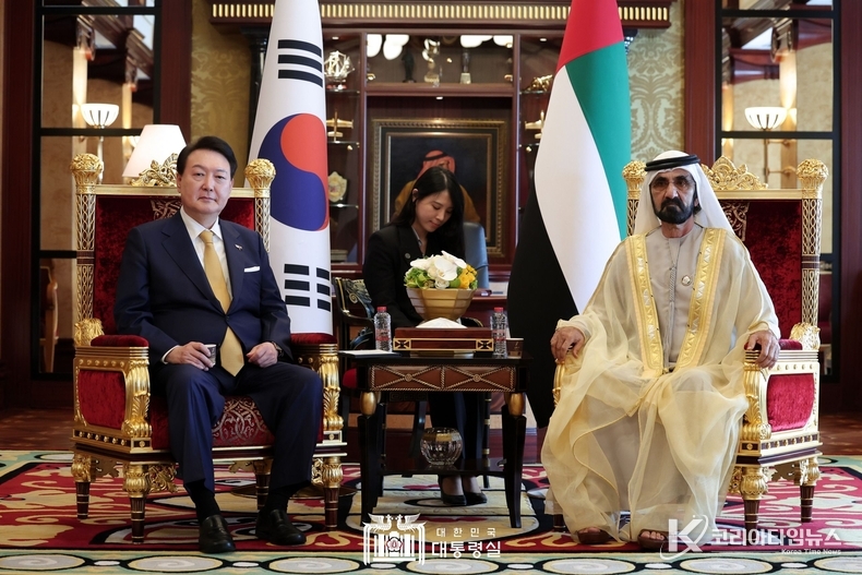 1월 17일 윤석열 대통령은 UAE 총리 겸 두바이 통치자와 면담을 가졌다.