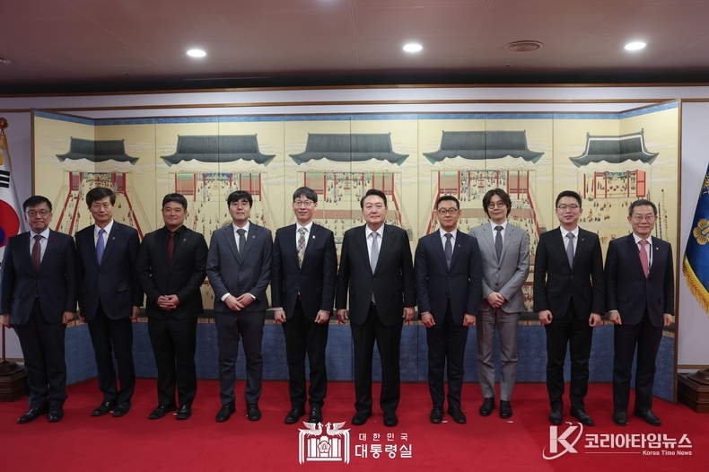 1월 24일 윤석열 대통령은 첨단과학기술 젊은 리더와의 오찬간담회를 가졌다.