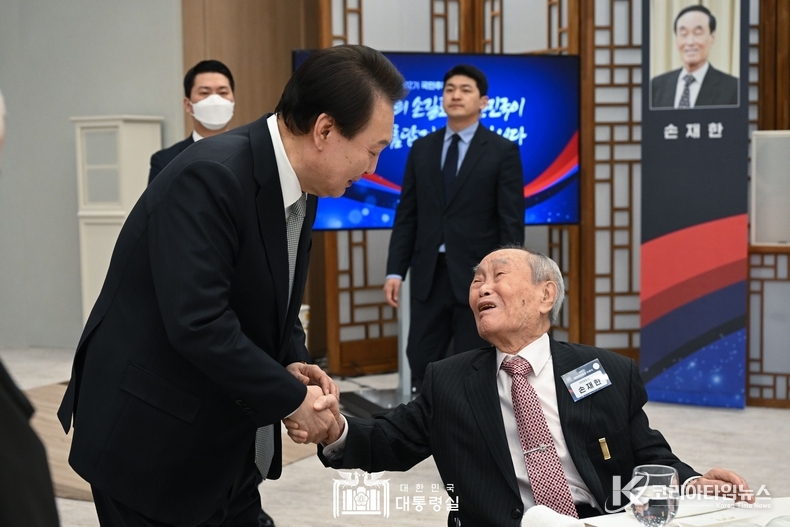 2월 16일 윤석열 대통령은 제12기 국민추천 포상 수여식을 가졌다.
