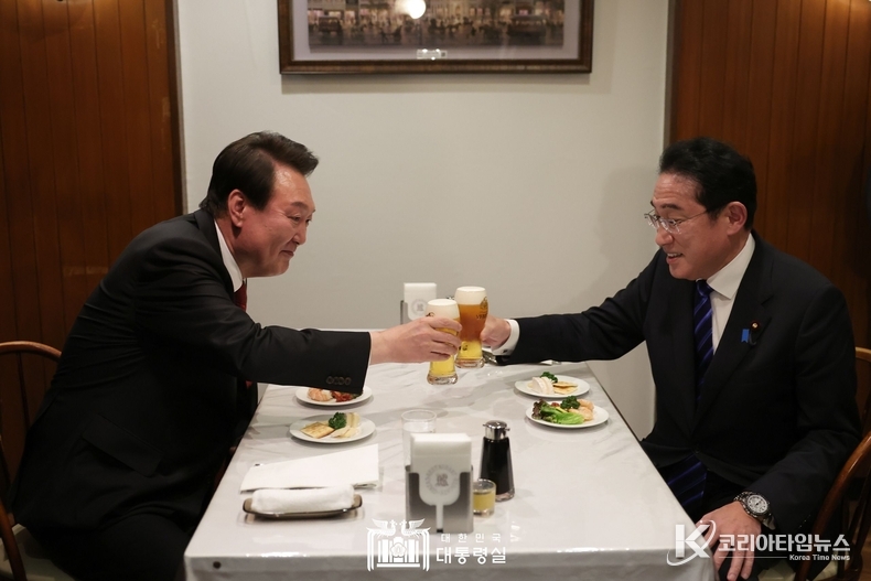 3월 16일 윤석열 대통령 부부는 기시다 후미오 일본 총리 부부와 친교 만찬을 가졌다.