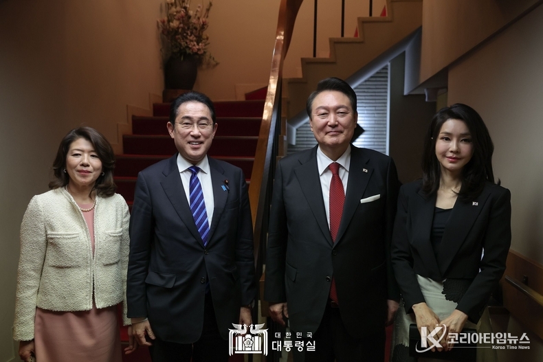 3월 16일 윤석열 대통령 부부는 기시다 후미오 일본 총리 부부와 친교 만찬을 가졌다.