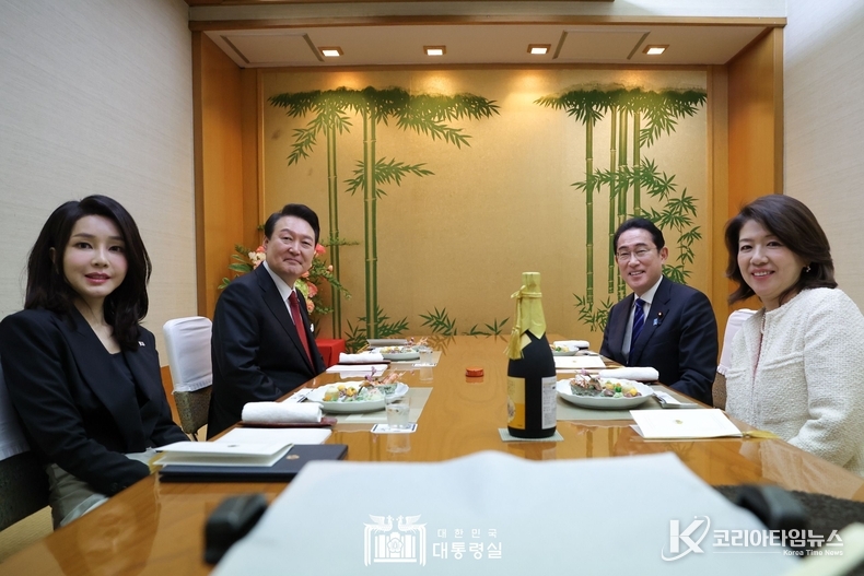 3월 16일 윤석열 대통령 부부는 기시다 후미오 일본 총리 부부와 친교 만찬을 가졌다.