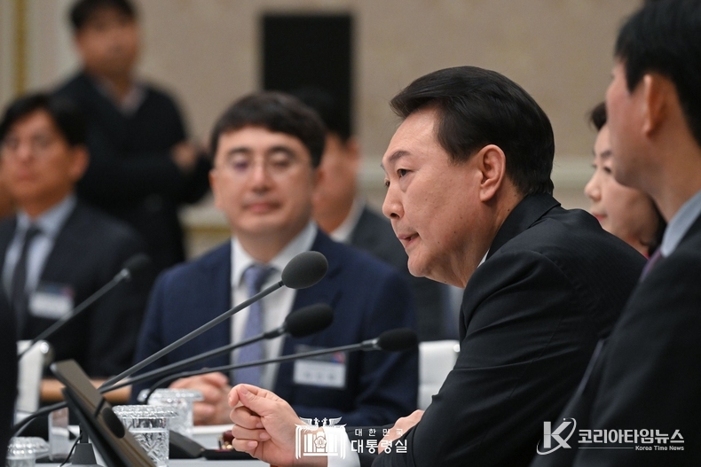 4월 14일 윤석열 대통령은 디지털플랫폼정부 실현계획 보고회에 참석했다.