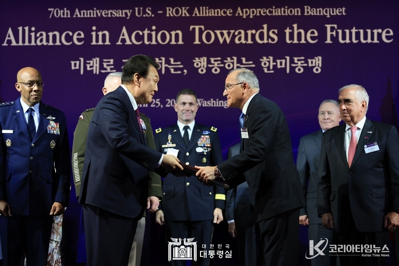 4월 25일 윤석열 대통령 부부는 워싱턴 D.C. 리츠 칼튼 호텔에서 개최된 한미동맹 70주년 기념 오찬에 참석했다.