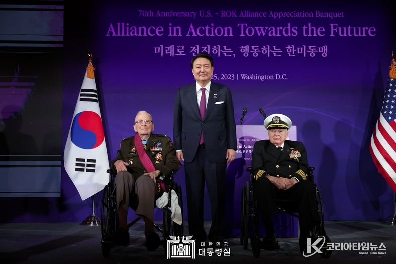 4월 25일 윤석열 대통령 부부는 워싱턴 D.C. 리츠 칼튼 호텔에서 개최된 한미동맹 70주년 기념 오찬에 참석했다.