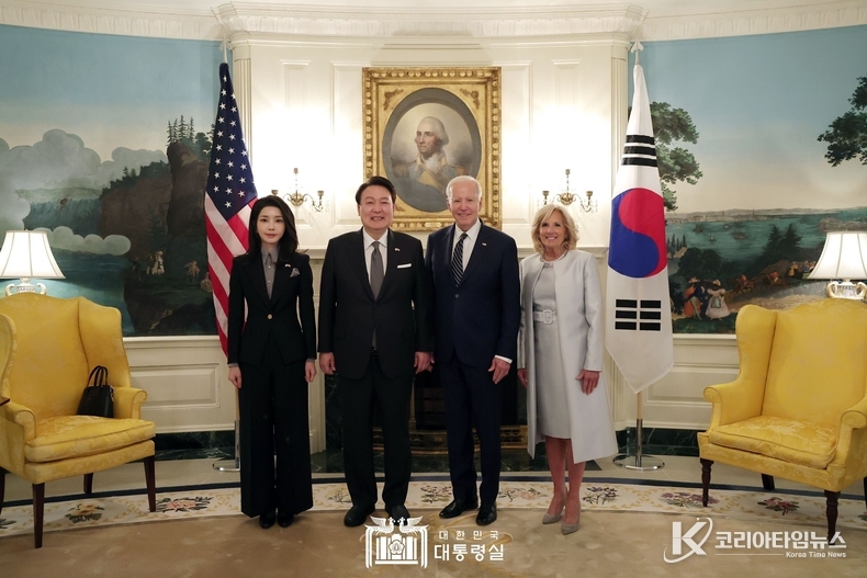 4월 25일 윤석열 대통령 부부는 바이든 대통령 부부와 백악관 관저에서 친교 행사를 가졌다.