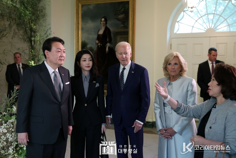 4월 25일 윤석열 대통령 부부는 바이든 대통령 부부와 백악관 관저에서 친교 행사를 가졌다.