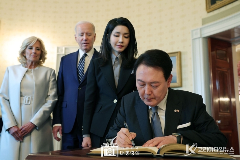 4월 25일 윤석열 대통령 부부는 바이든 대통령 부부와 백악관 관저에서 친교 행사를 가졌다.