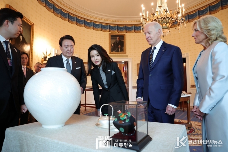 4월 25일 윤석열 대통령 부부는 바이든 대통령 부부와 백악관 관저에서 친교 행사를 가졌다.