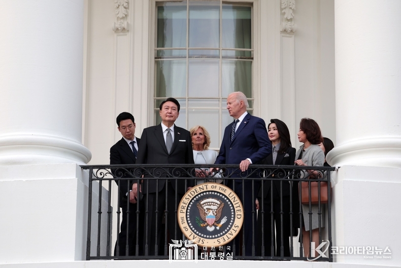4월 25일 윤석열 대통령 부부는 바이든 대통령 부부와 백악관 관저에서 친교 행사를 가졌다.