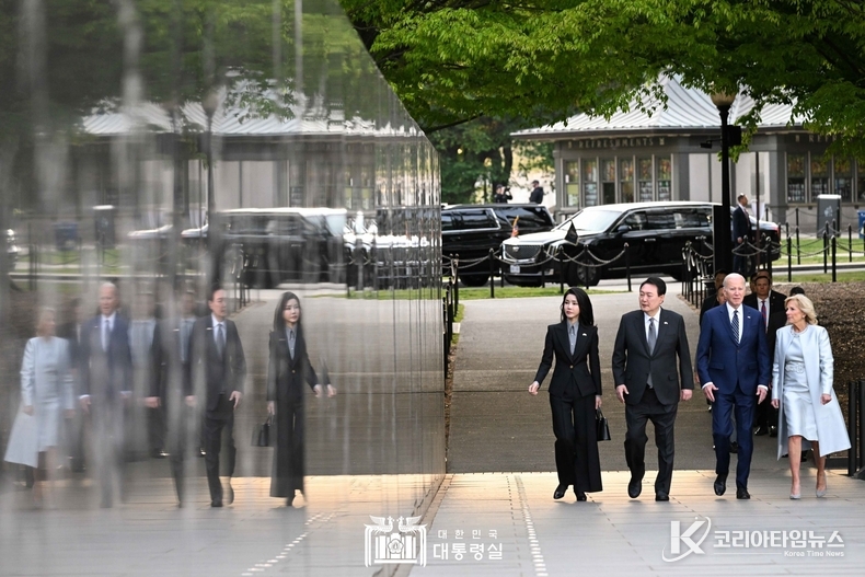 4월 25일 윤석열 대통령 부부는 바이든 대통령 부부와 한국전 참전용사 기념공원에서 친교 행사를 가졌다.
