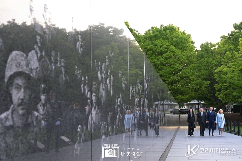 4월 25일 윤석열 대통령 부부는 바이든 대통령 부부와 한국전 참전용사 기념공원에서 친교 행사를 가졌다.