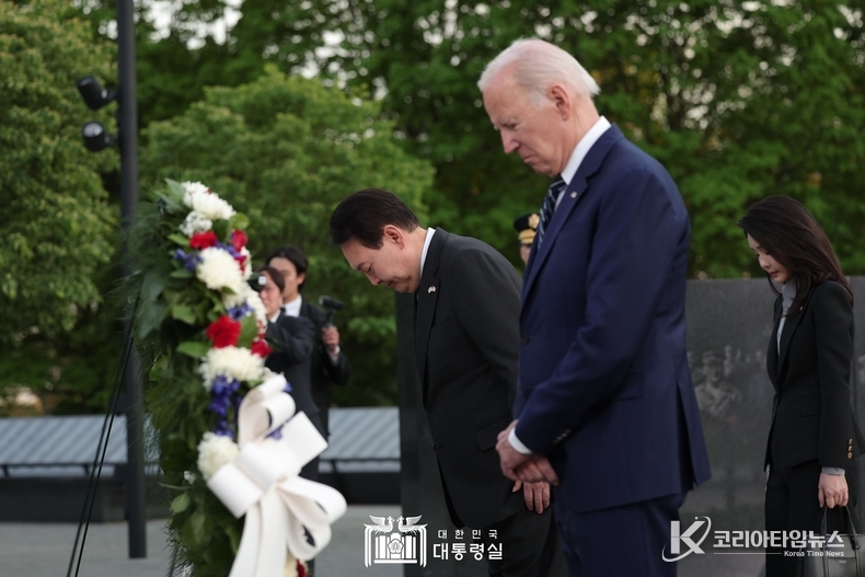 4월 25일 윤석열 대통령 부부는 바이든 대통령 부부와 한국전 참전용사 기념공원에서 친교 행사를 가졌다.