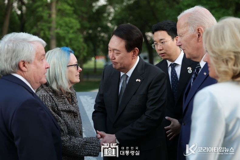 4월 25일 윤석열 대통령 부부는 바이든 대통령 부부와 한국전 참전용사 기념공원에서 친교 행사를 가졌다.