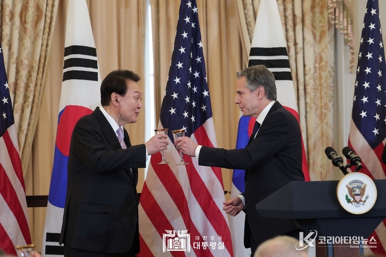 4월 27일 윤석열 대통령 부부는 카말라 해리스 부통령 내외와 앤서니 블링컨 국무장관 내외가 주최한 국빈 오찬에 참석했다.
