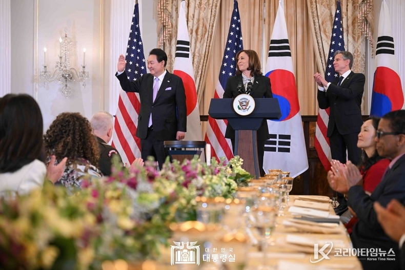 4월 27일 윤석열 대통령 부부는 카말라 해리스 부통령 내외와 앤서니 블링컨 국무장관 내외가 주최한 국빈 오찬에 참석했다.