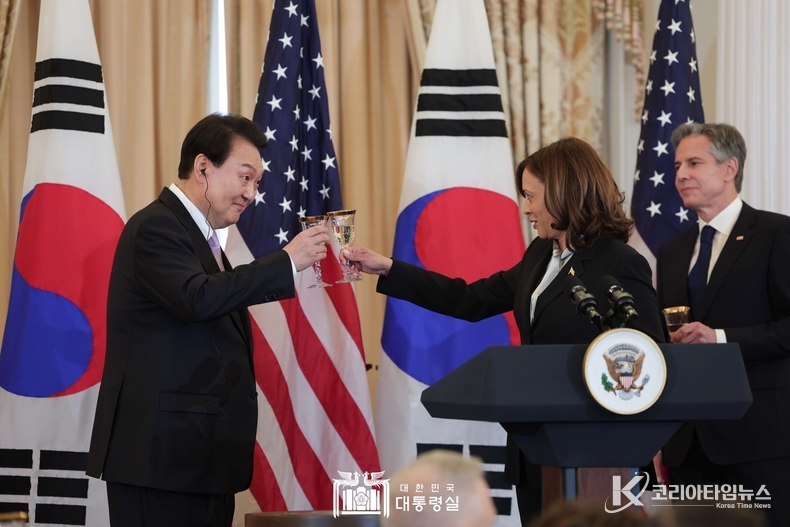 4월 27일 윤석열 대통령 부부는 카말라 해리스 부통령 내외와 앤서니 블링컨 국무장관 내외가 주최한 국빈 오찬에 참석했다.