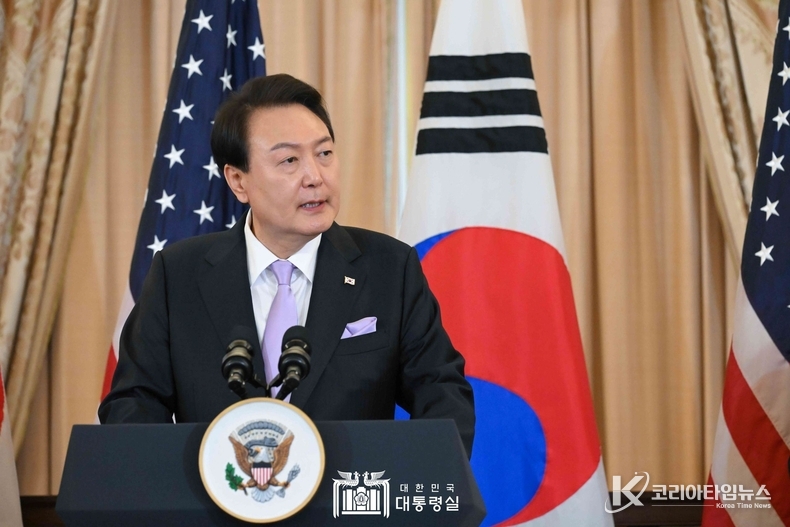 4월 27일 윤석열 대통령 부부는 카말라 해리스 부통령 내외와 앤서니 블링컨 국무장관 내외가 주최한 국빈 오찬에 참석했다.