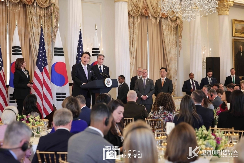 4월 27일 윤석열 대통령 부부는 카말라 해리스 부통령 내외와 앤서니 블링컨 국무장관 내외가 주최한 국빈 오찬에 참석했다.