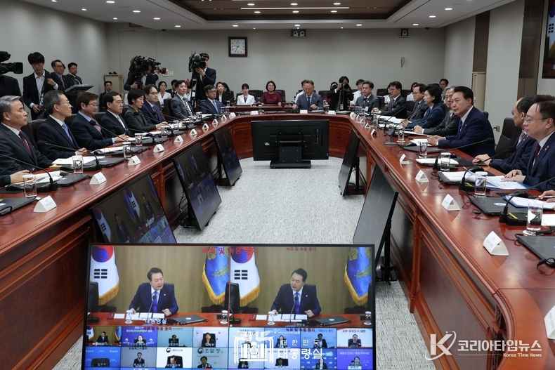 5월 11일 윤석열 대통령은 코로나19 중앙재난안전대책본부 회의에 참석했다.