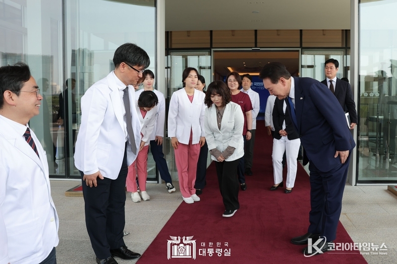 5월 11일 윤석열 대통령은 코로나19 중앙재난안전대책본부 회의에 참석했다.