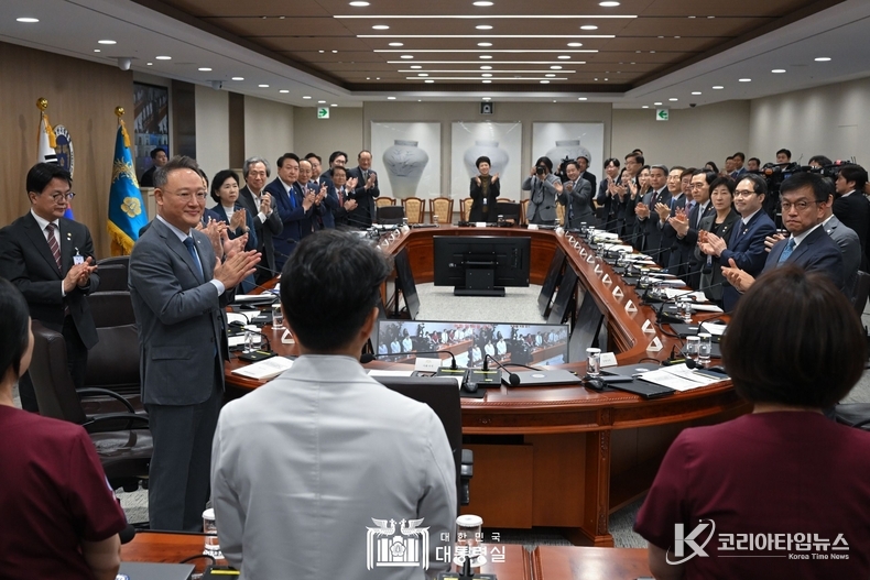 5월 11일 윤석열 대통령은 코로나19 중앙재난안전대책본부 회의에 참석했다.