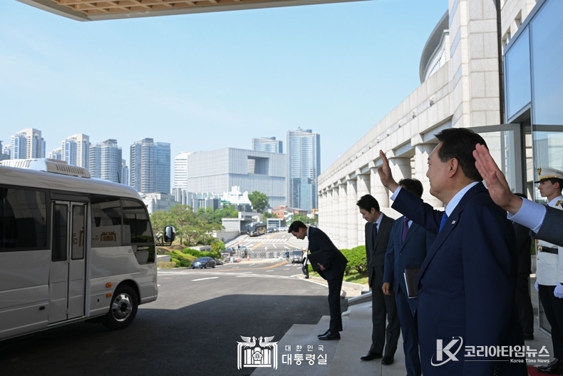 5월 11일 윤석열 대통령은 코로나19 중앙재난안전대책본부 회의에 참석했다.