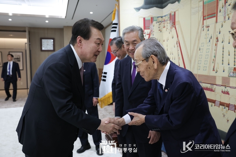 5월 15일 윤석열 대통령은 한일 경제인회의 참석차 한국을 방문한 일본 대표단을 접견했다.