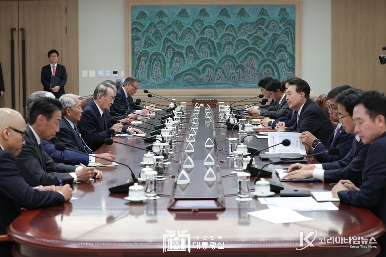 5월 15일 윤석열 대통령은 한일 경제인회의 참석차 한국을 방문한 일본 대표단을 접견했다.