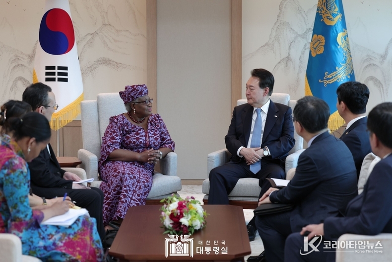 5월 23일 윤석열 대통령은 응고지 오콘조-이웰라 WTO 사무총장을 접견했다.