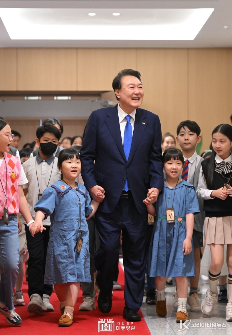 5월 24일 윤석열 대통령은 누리호 3차 발사를 함께 시청하기로 했던 초중고생들과 함께 대통령실을 둘러보며 대화의 시간을 가졌다.
