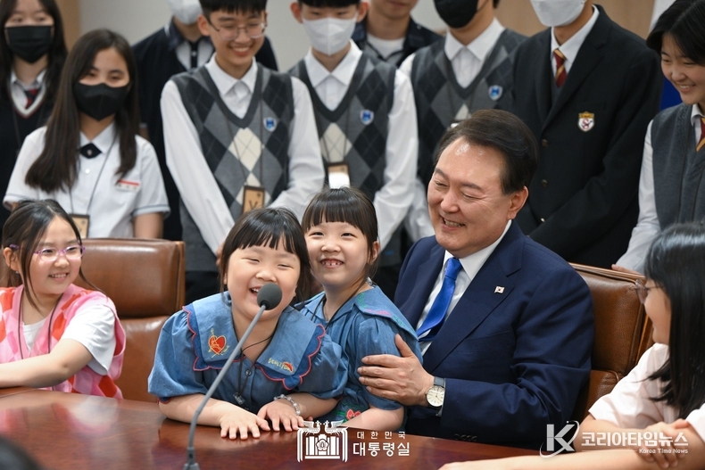 5월 24일 윤석열 대통령은 누리호 3차 발사를 함께 시청하기로 했던 초중고생들과 함께 대통령실을 둘러보며 대화의 시간을 가졌다.
