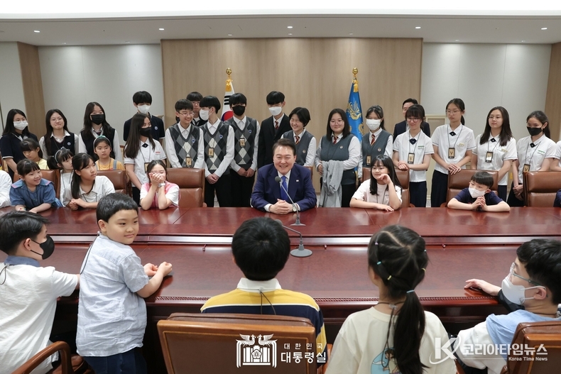 5월 24일 윤석열 대통령은 누리호 3차 발사를 함께 시청하기로 했던 초중고생들과 함께 대통령실을 둘러보며 대화의 시간을 가졌다.