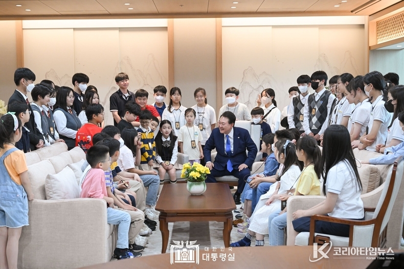 5월 24일 윤석열 대통령은 누리호 3차 발사를 함께 시청하기로 했던 초중고생들과 함께 대통령실을 둘러보며 대화의 시간을 가졌다.