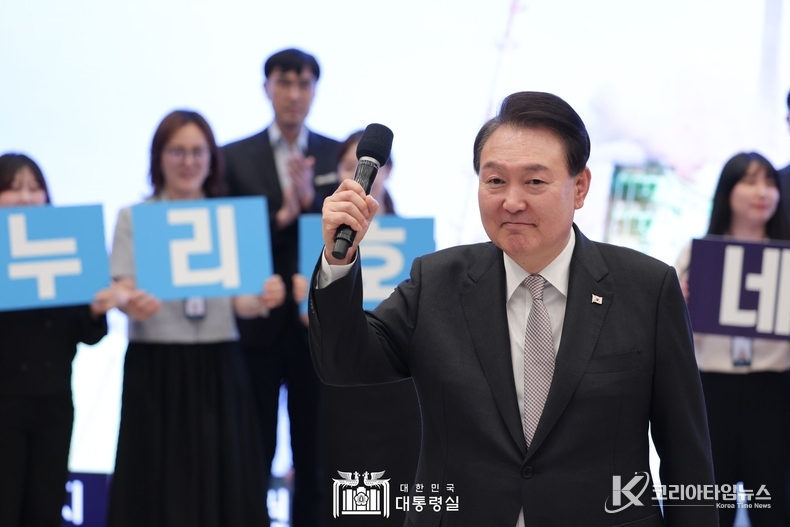 5월 25일 윤석열 대통령은 직원들과 함께 누리호 3차 발사의 성공을 축하했다.