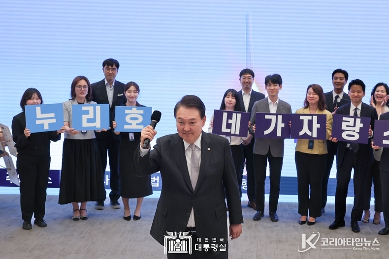 5월 25일 윤석열 대통령은 직원들과 함께 누리호 3차 발사의 성공을 축하했다.