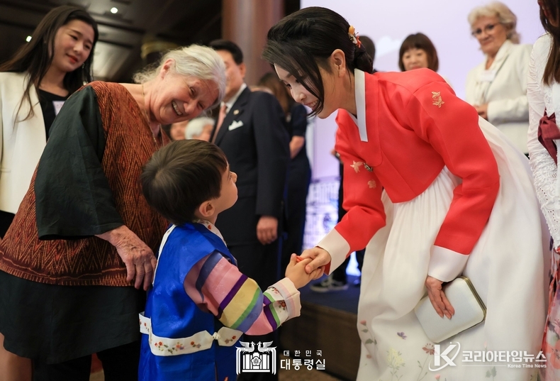 6월 19일 윤석열 대통령 부부는 프랑스 동포 만찬 간담회를 했다.