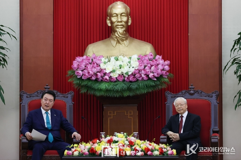 6월 23일 윤석열 대통령은 응우옌 푸 쫑(Nguyen Phu Trong) 당서기장과 면담을 가졌다.
